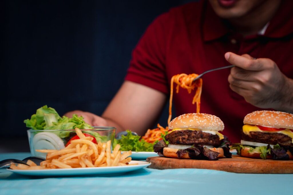 Você já ouviu falar em Transtorno de compulsão alimentar? Muitas pessoas são afetadas por esse transtorno, mas poucas delas entendem o que, de fato, representa a doença, que é caracterizada pelo consumo repetitivo e exagerado de quantidades excepcionais de comida. No artigo de hoje, entenda mais sobre a compulsão.